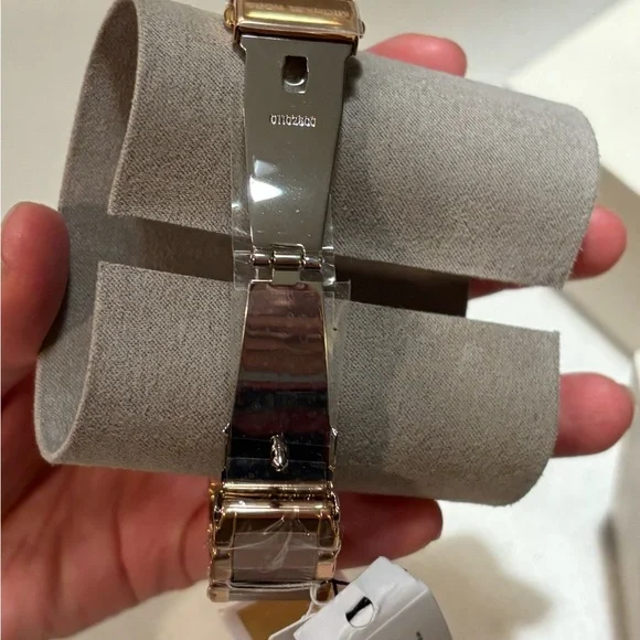 🔥Authentic🔥 Michael Kors Women's Rose Gold Watch - Picture 4 of 5